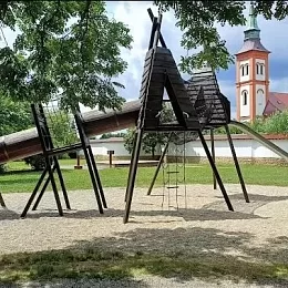 Hřiště a&nbsp;rybníček ve Smetanových sadech
